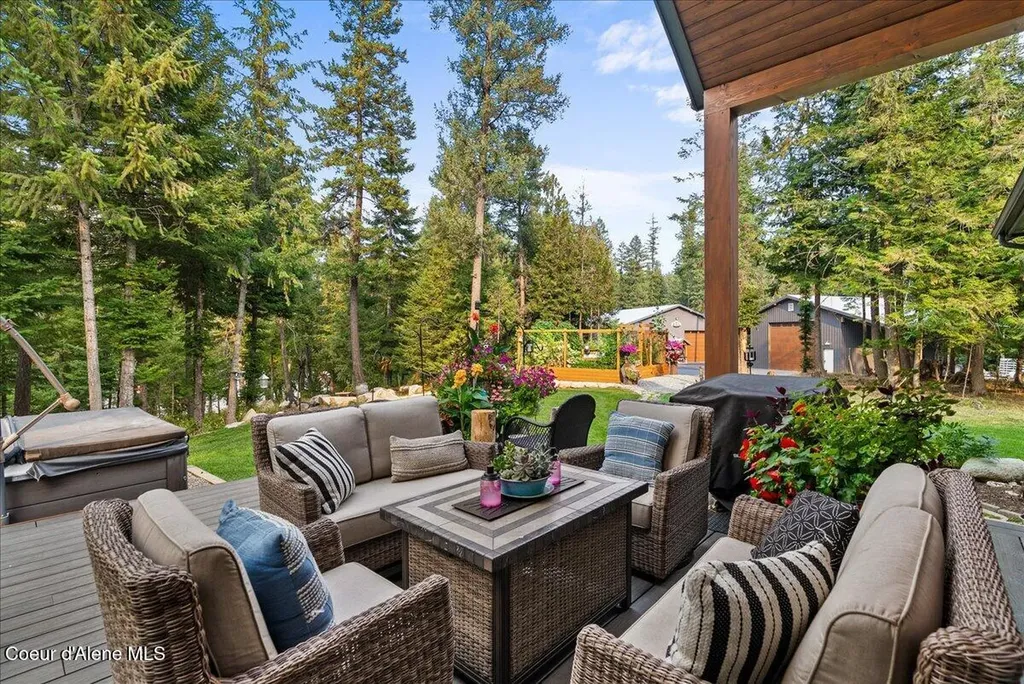 529 S Beaver Lake Road Athol ID 83801