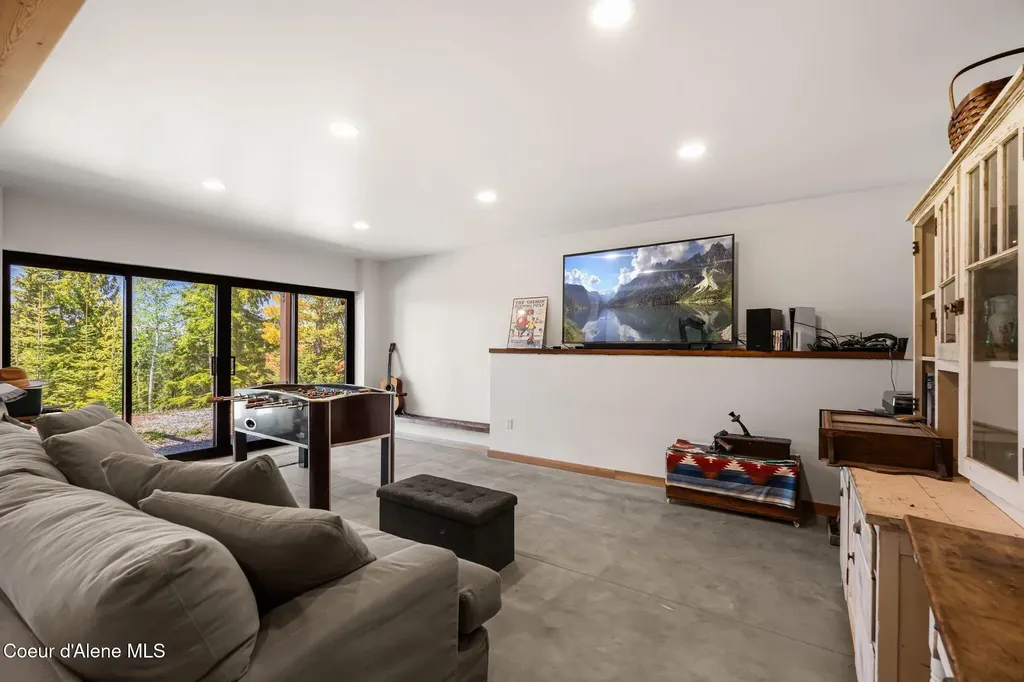 933 Rising Hawk Ridge Road Sandpoint ID 83864