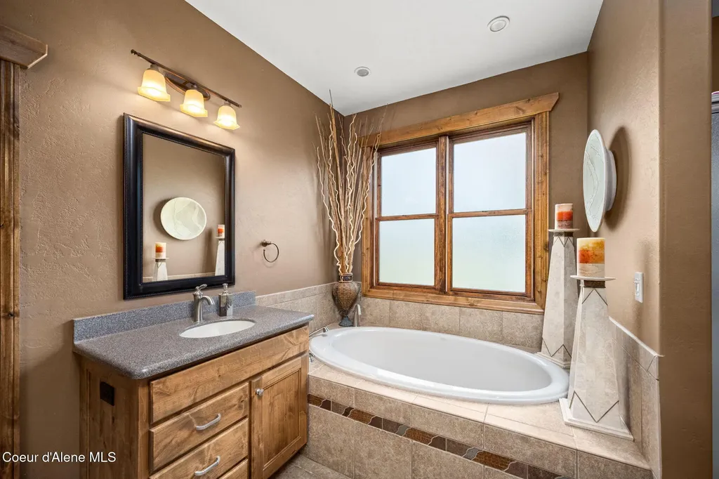289 Gold Road Naples ID 83847