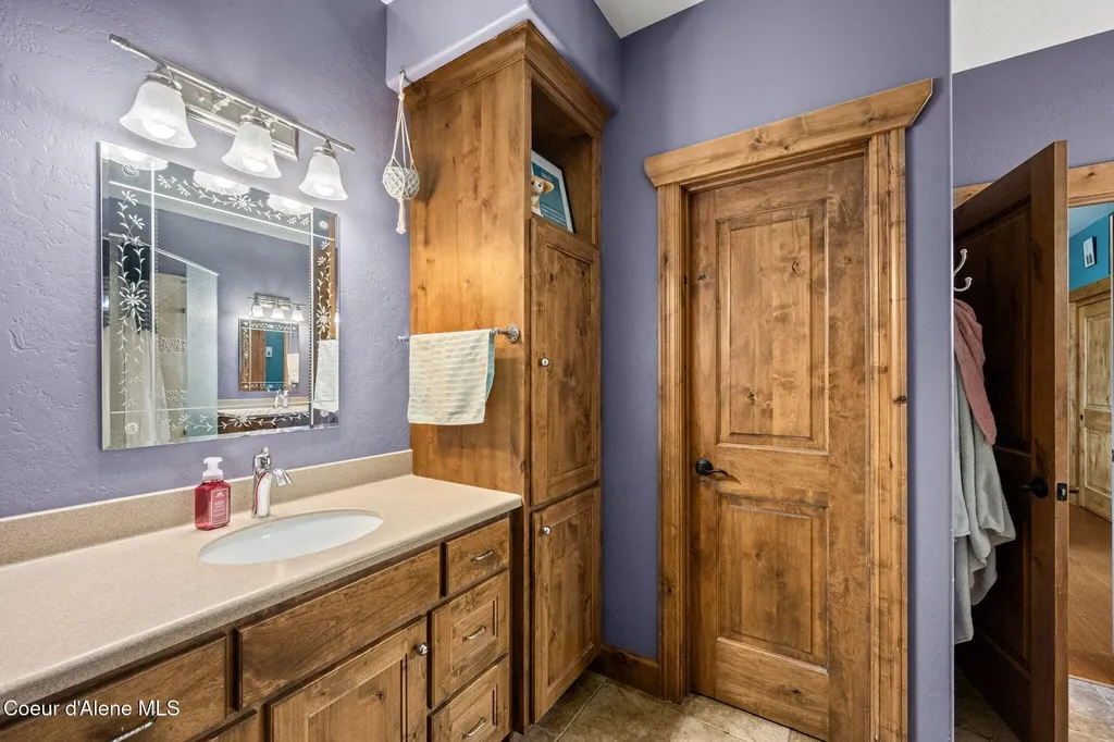 289 Gold Road Naples ID 83847