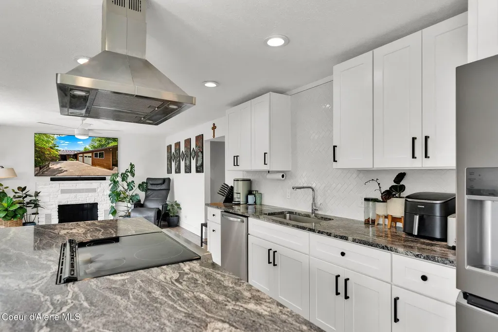 17454 E North Shore Lane Bayview ID 83803