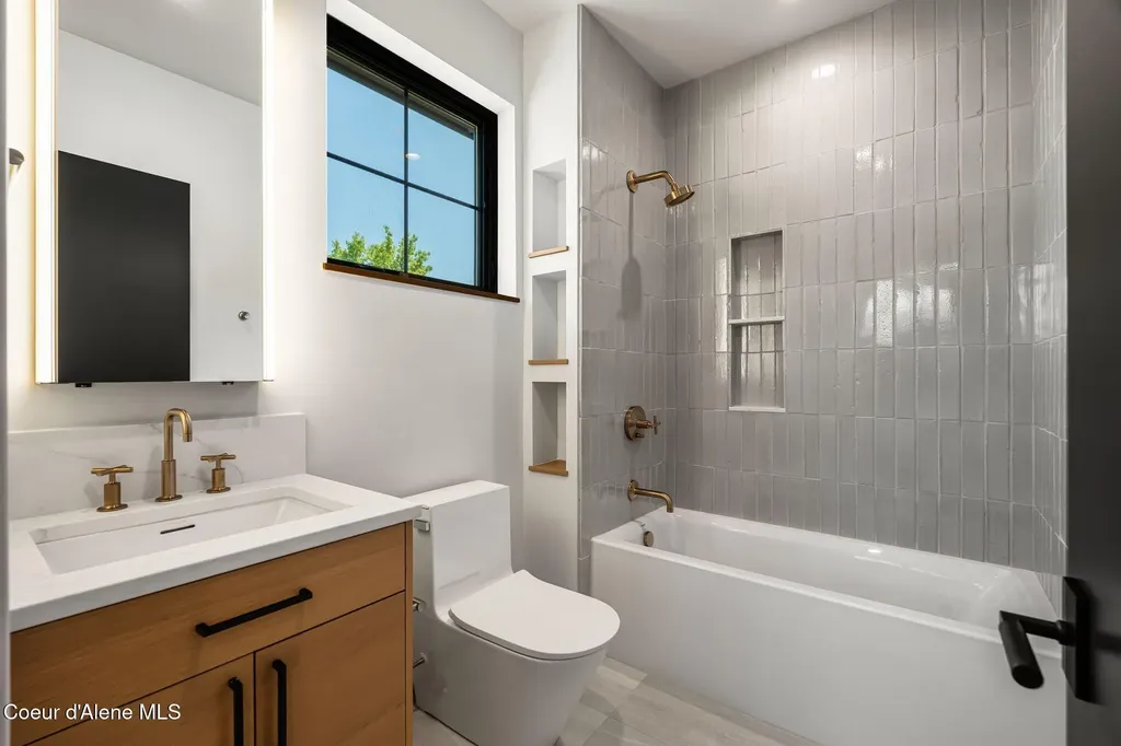 215 W Lake Street Sandpoint ID 83864