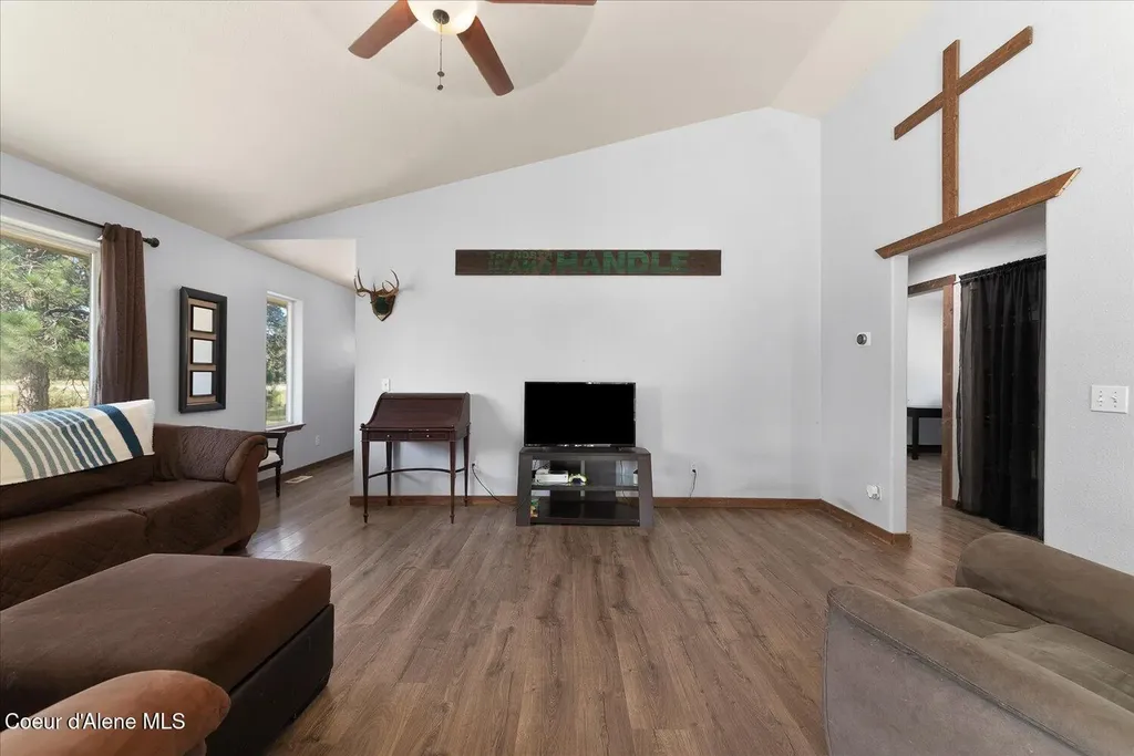 26438 N Clagstone Road Athol ID 83801