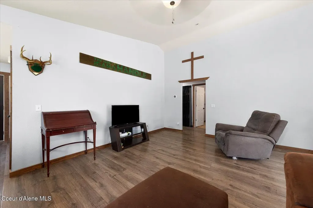 26438 N Clagstone Road Athol ID 83801