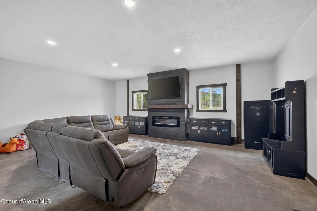 16 Hadley Lane Blanchard ID 83804