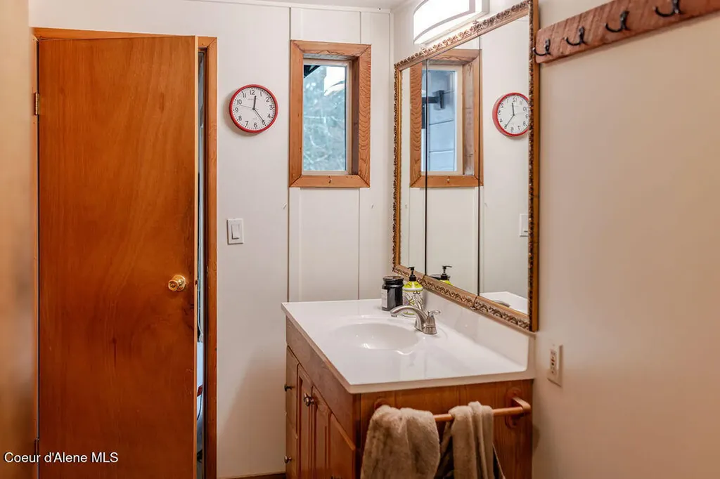 900 Trestle Creek Road Hope ID 83836