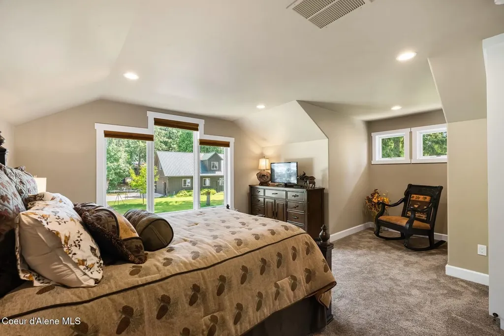 32 Crescent Lane Sagle ID 83860