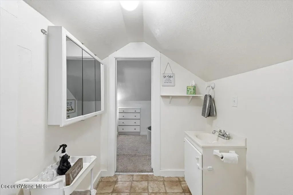 905 S Division Street Pinehurst ID 83850