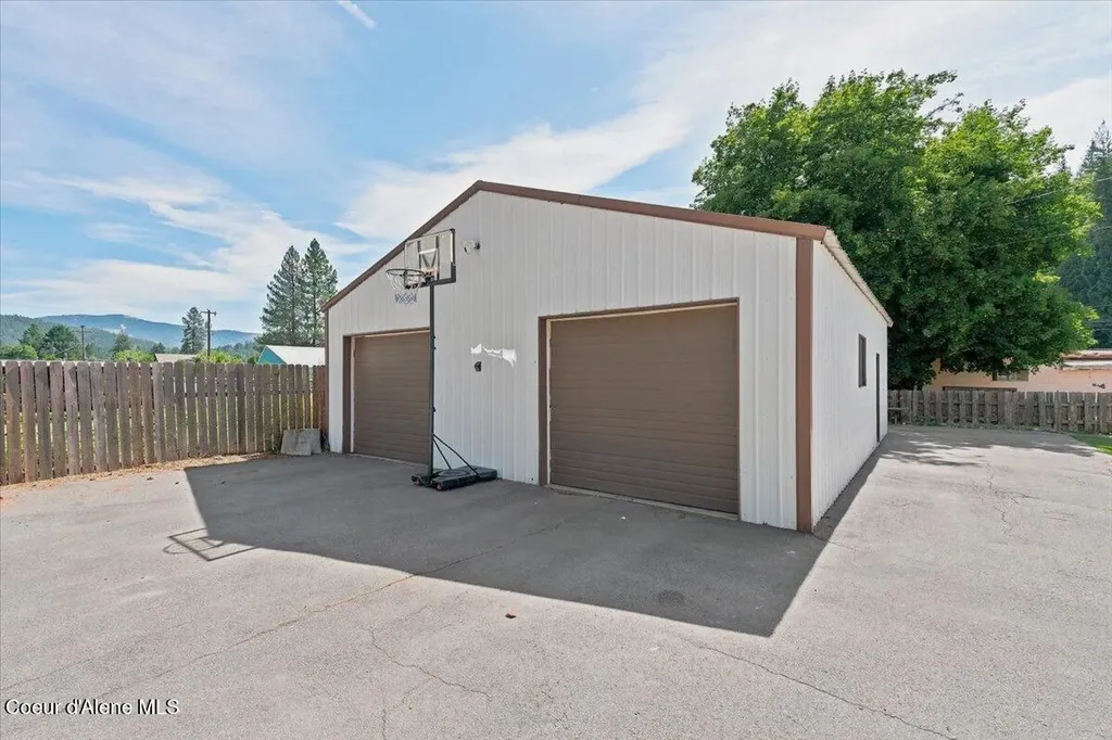 905 S Division Street Pinehurst ID 83850