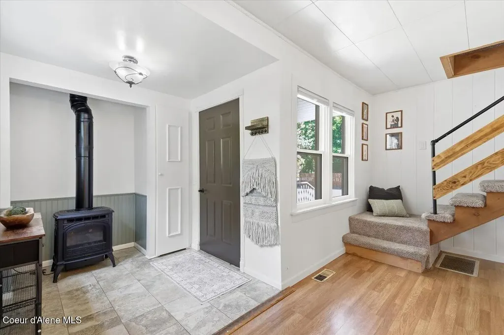 905 S Division Street Pinehurst ID 83850