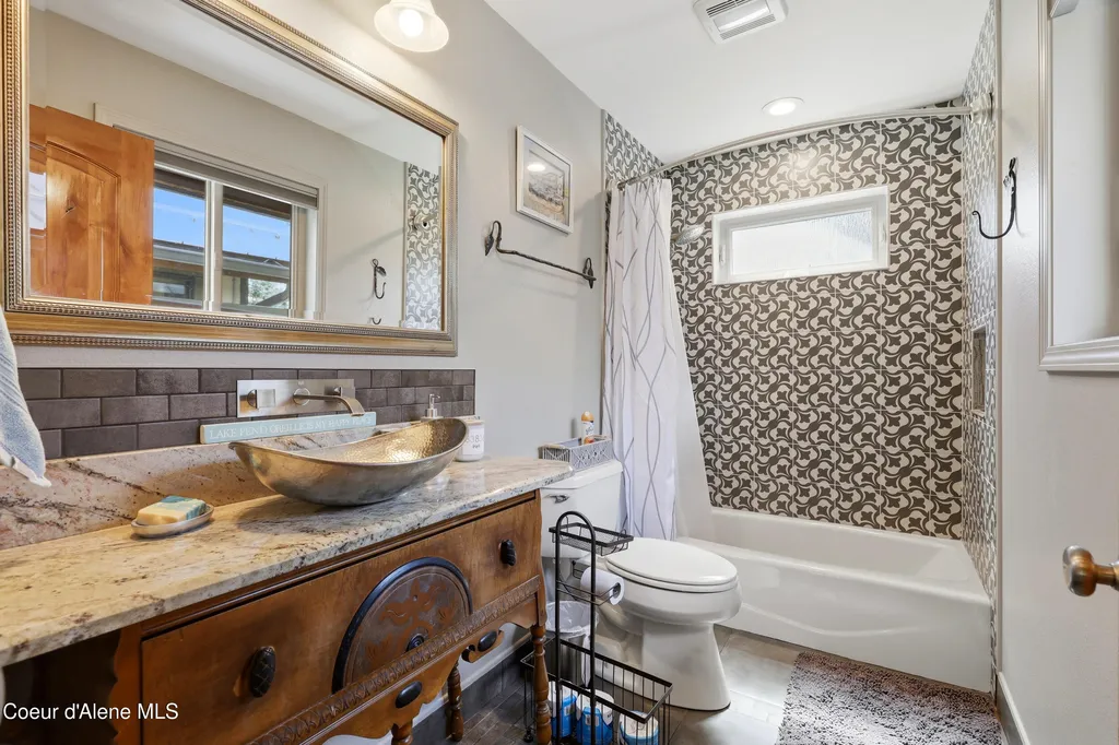 1542 Peninsula Road Hope ID 83836