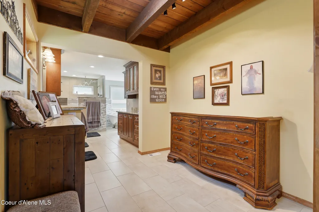 1542 Peninsula Road Hope ID 83836