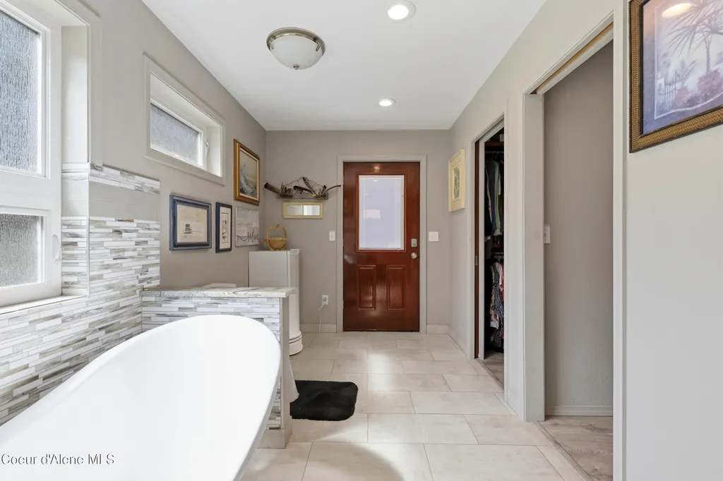 1542 Peninsula Road Hope ID 83836