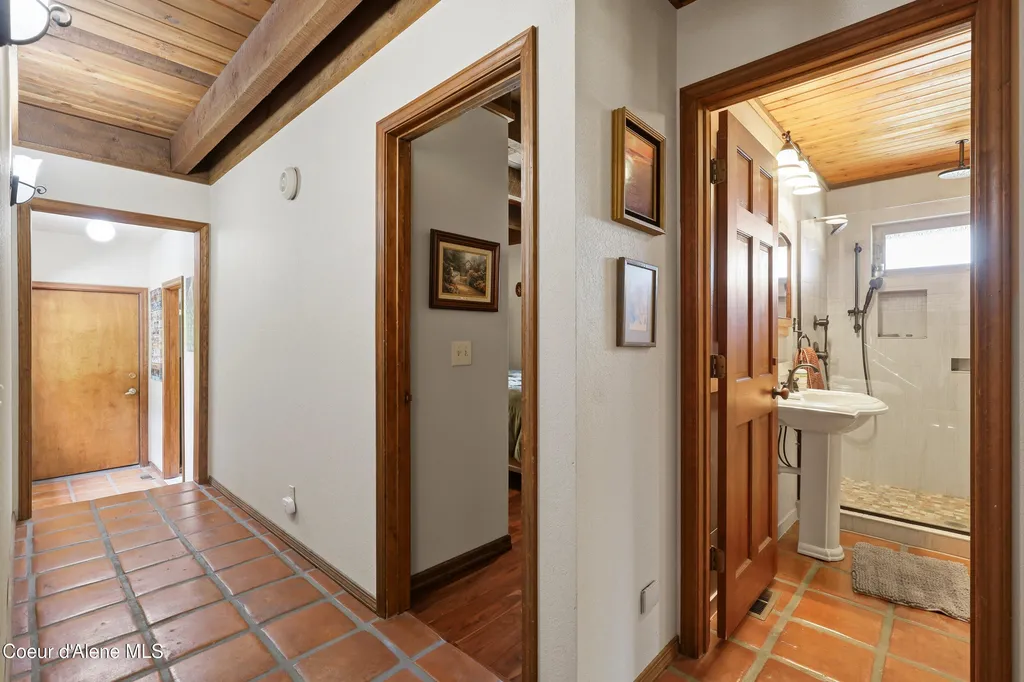 1542 Peninsula Road Hope ID 83836