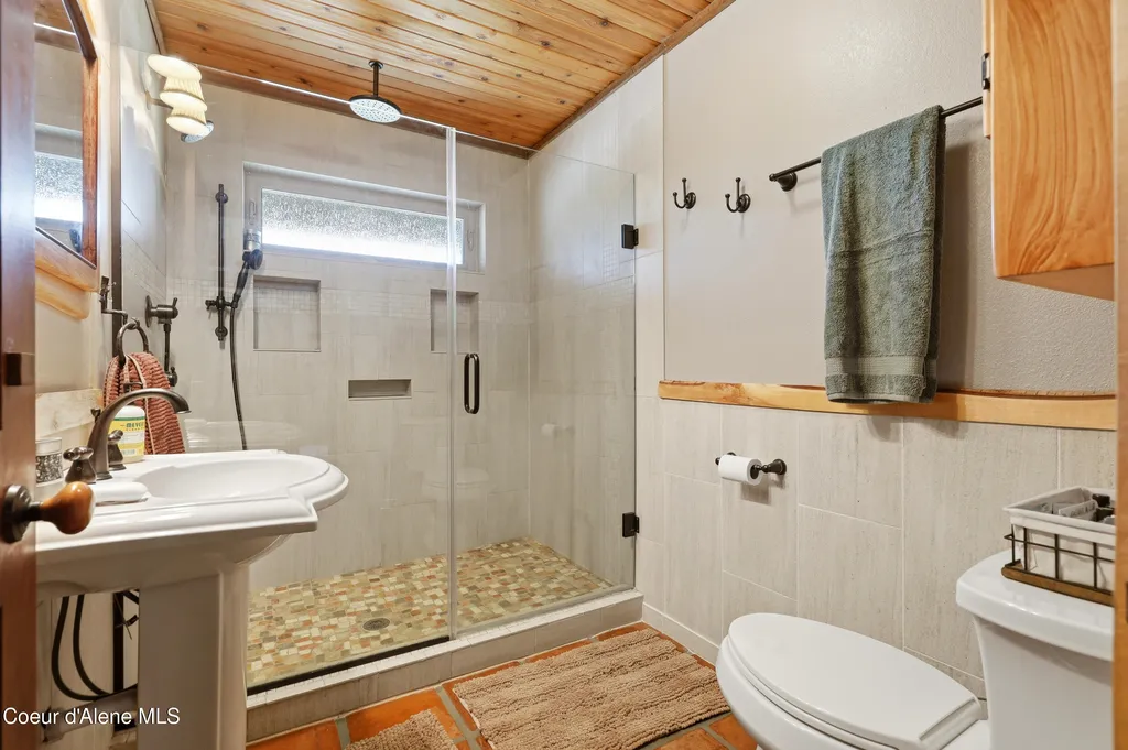 1542 Peninsula Road Hope ID 83836