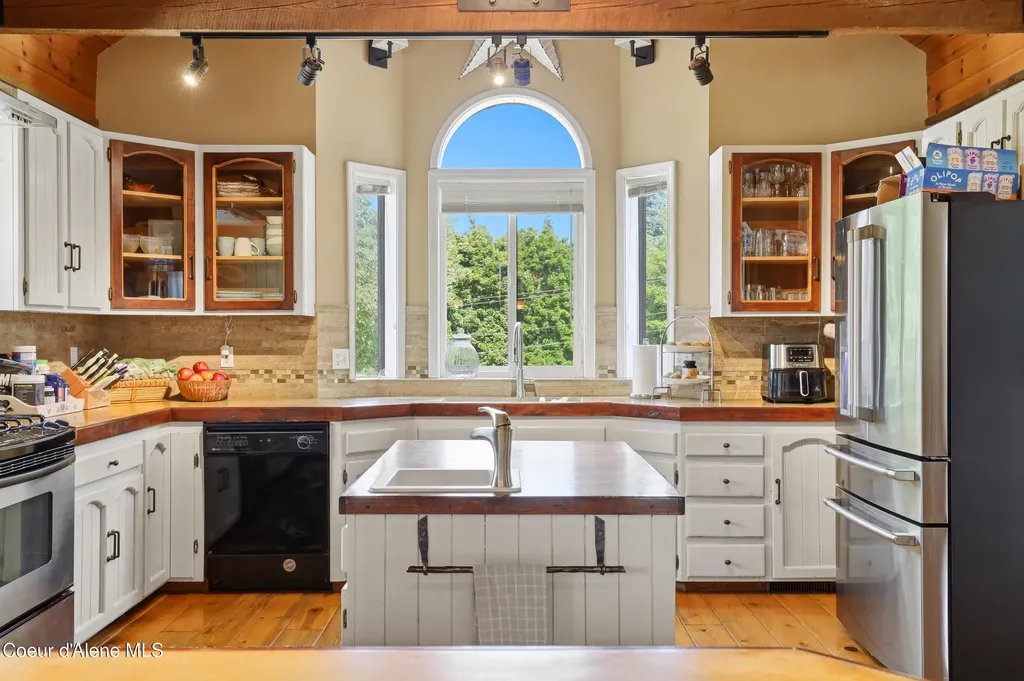 1542 Peninsula Road Hope ID 83836