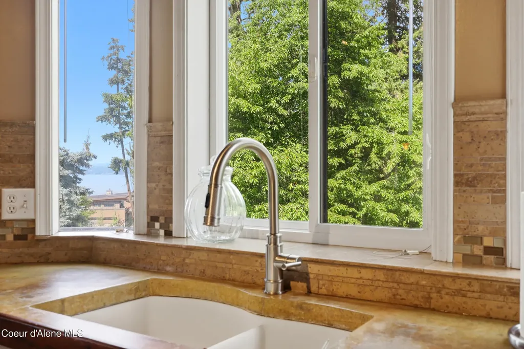 1542 Peninsula Road Hope ID 83836