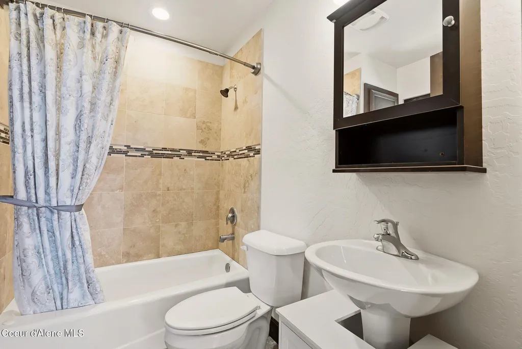 242 Pomrankey Loop Dover ID 83825
