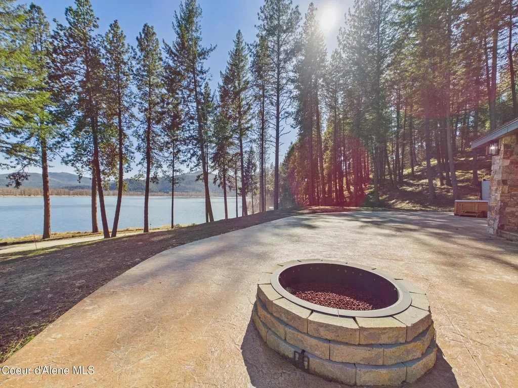 1413 E Round Lake Road St. Maries ID 83861