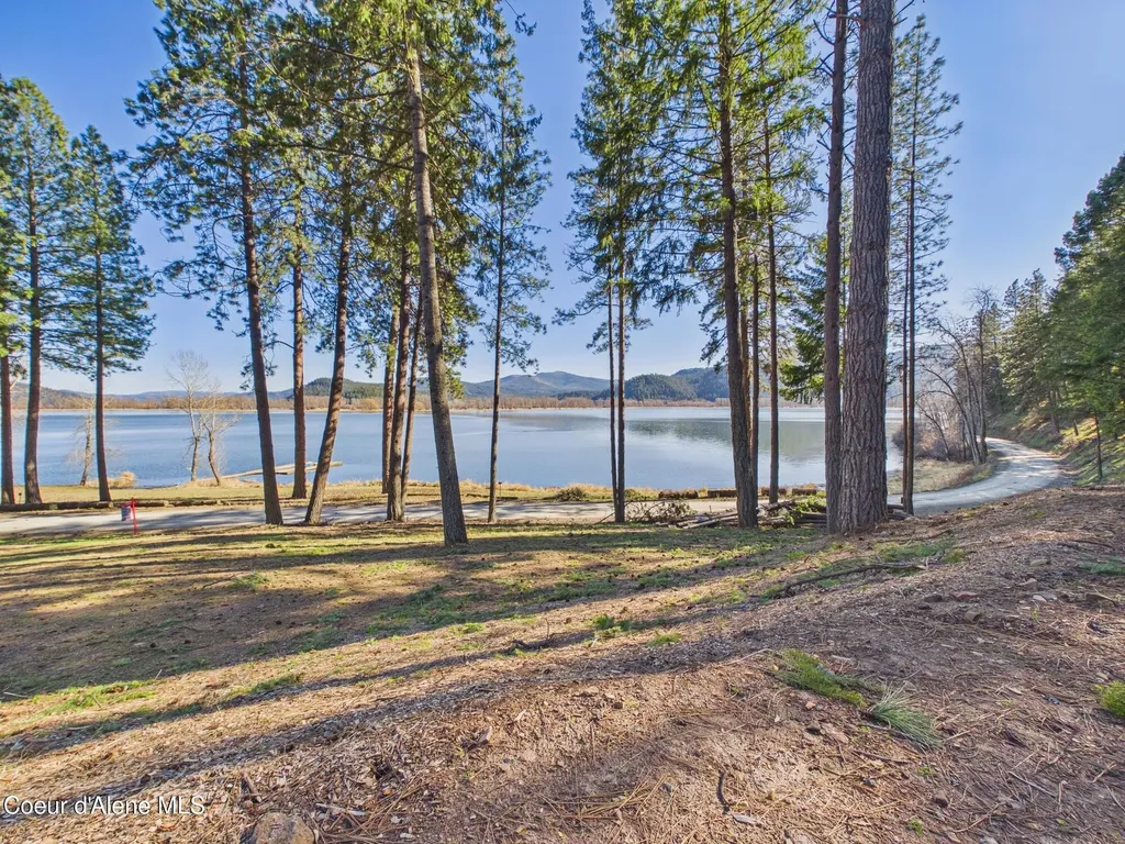 1413 E Round Lake Road St. Maries ID 83861