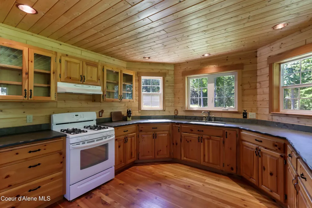 1261 Michael Lane Sandpoint ID 83864
