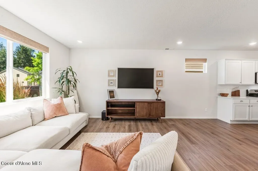 319 E Sandmyrtle Avenue Hayden ID 83835