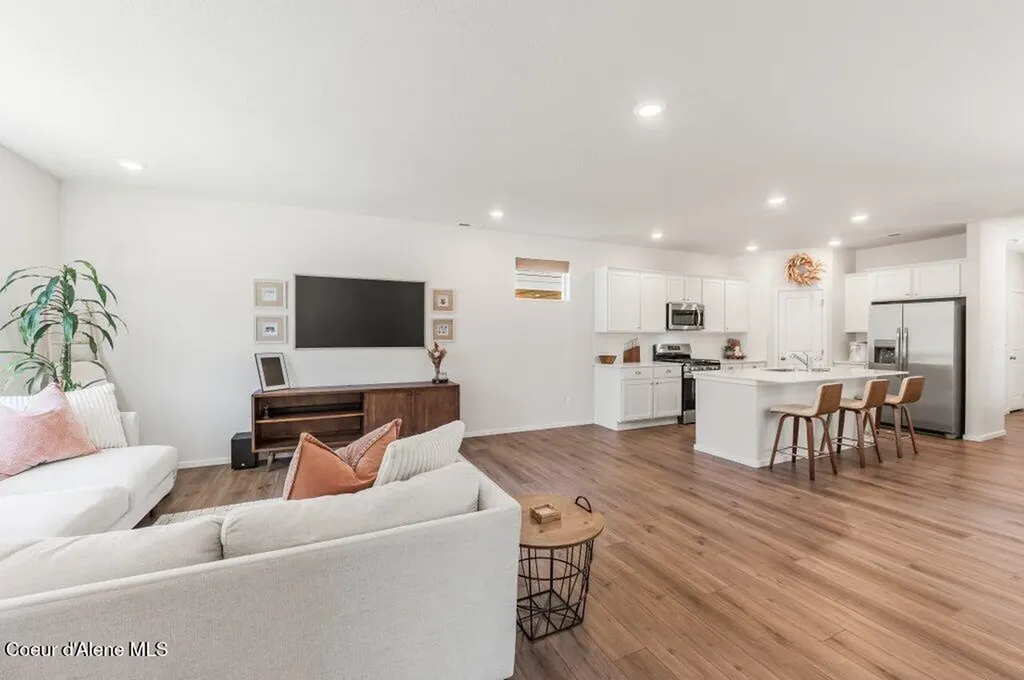 319 E Sandmyrtle Avenue Hayden ID 83835