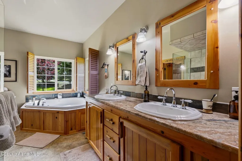 235 Kiebert Loop Hope ID 83836