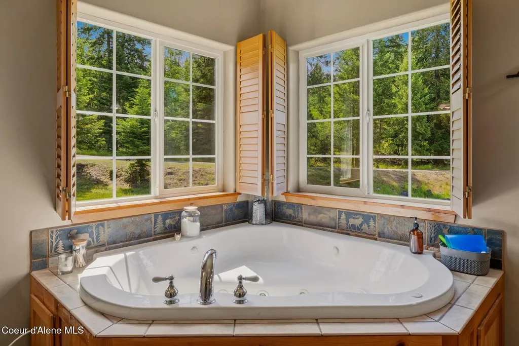 235 Kiebert Loop Hope ID 83836