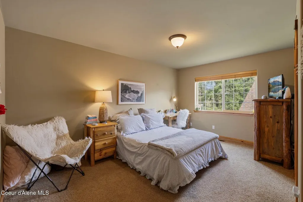 235 Kiebert Loop Hope ID 83836