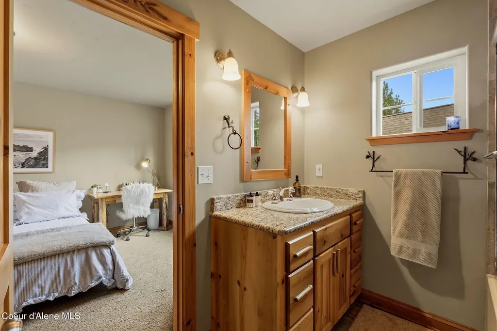 235 Kiebert Loop Hope ID 83836