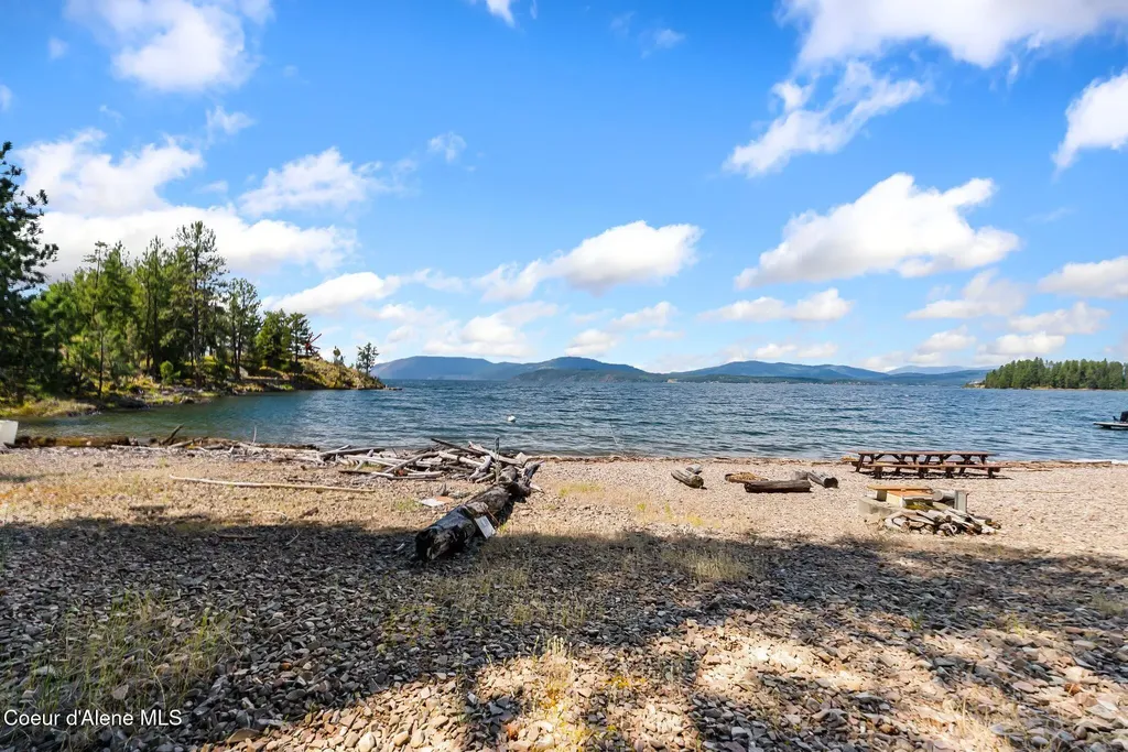 235 Kiebert Loop Hope ID 83836