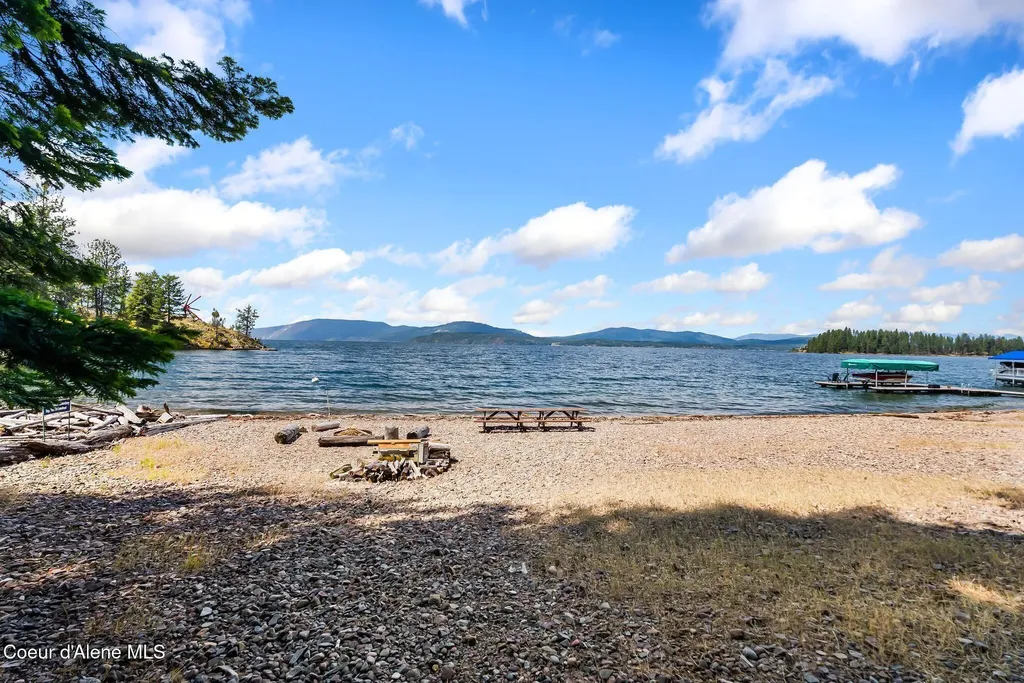 235 Kiebert Loop Hope ID 83836