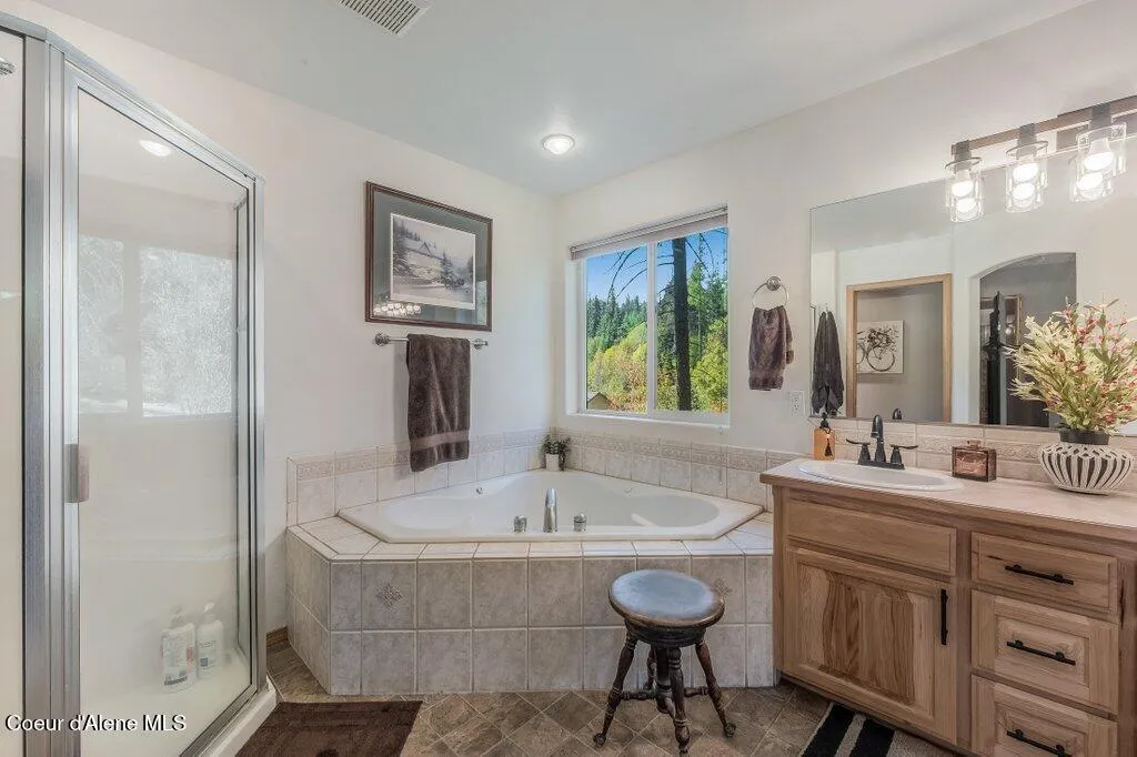 11413 N Summit Loop Hauser ID 83854