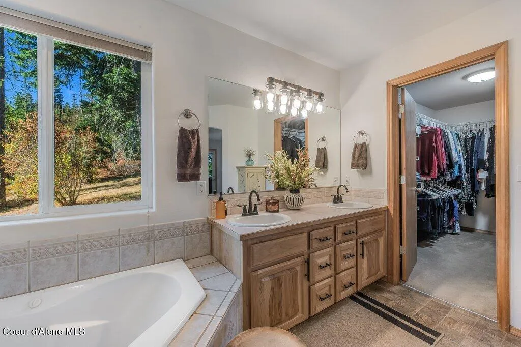 11413 N Summit Loop Hauser ID 83854