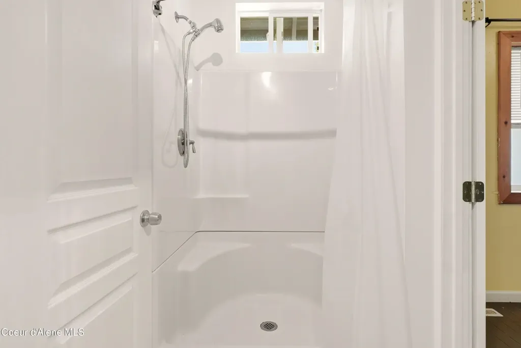 1023 W Washington Avenue Sandpoint ID 83864