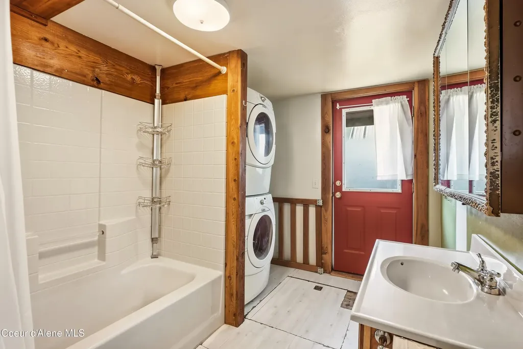 1023 W Washington Avenue Sandpoint ID 83864