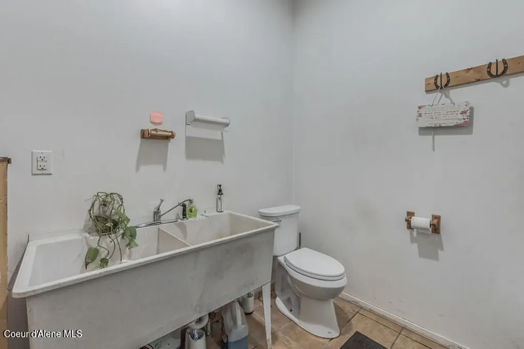 6250 E Menser Avenue Athol ID 83801