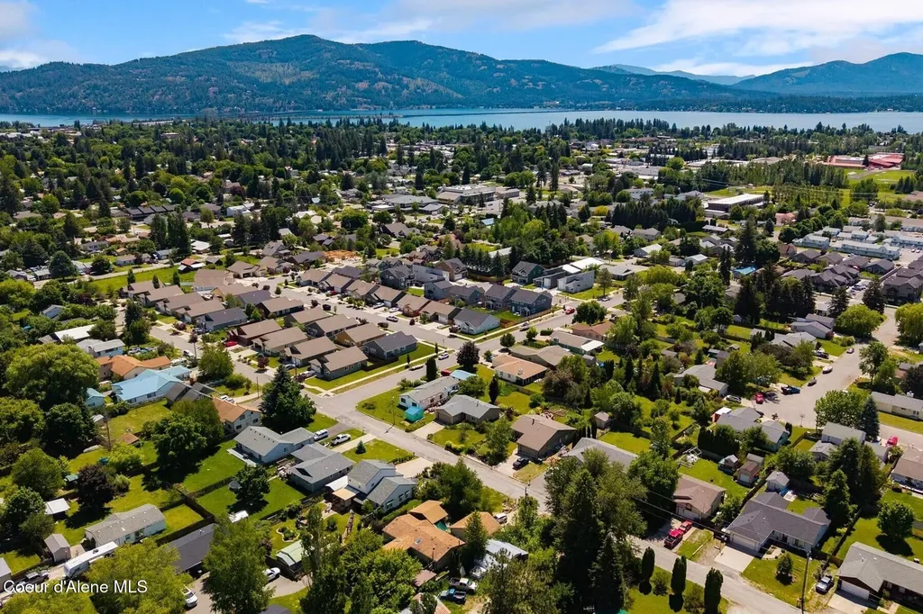 1711 Poplar Sandpoint ID 83864