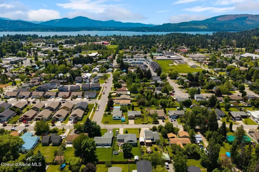 1711 Poplar Sandpoint ID 83864
