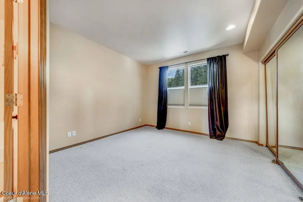 46700 E Highway 200 Hope ID 83836