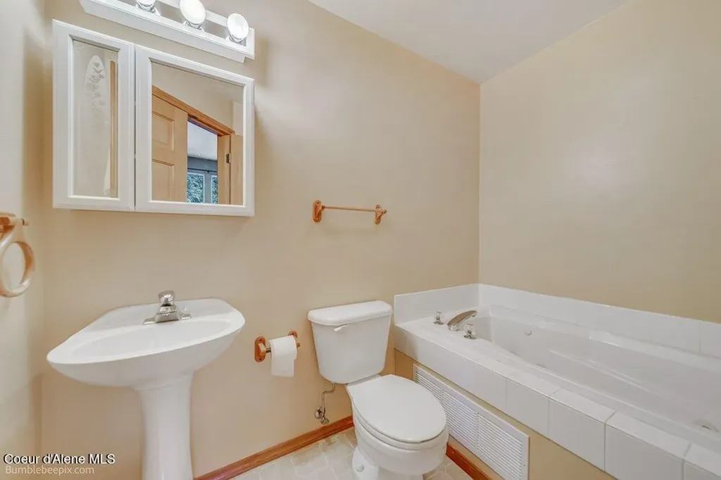 46700 E Highway 200 Hope ID 83836