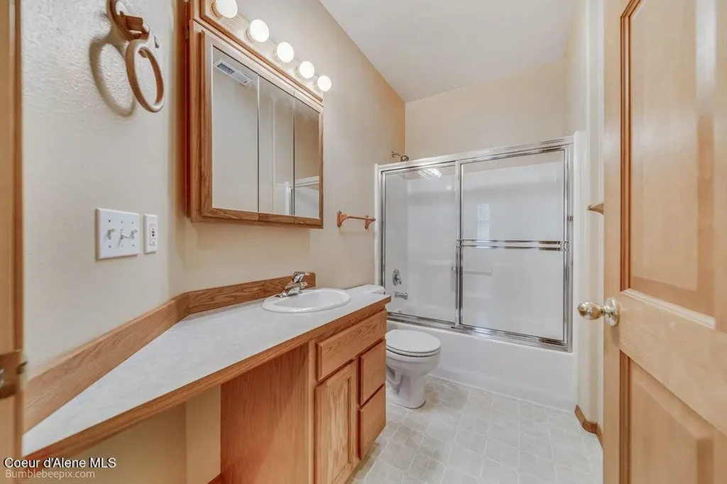 46700 E Highway 200 Hope ID 83836