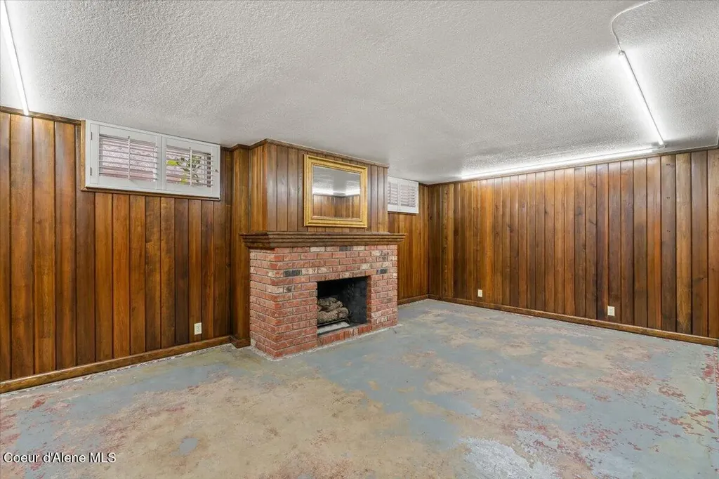 10 King Street Wallace ID 83873