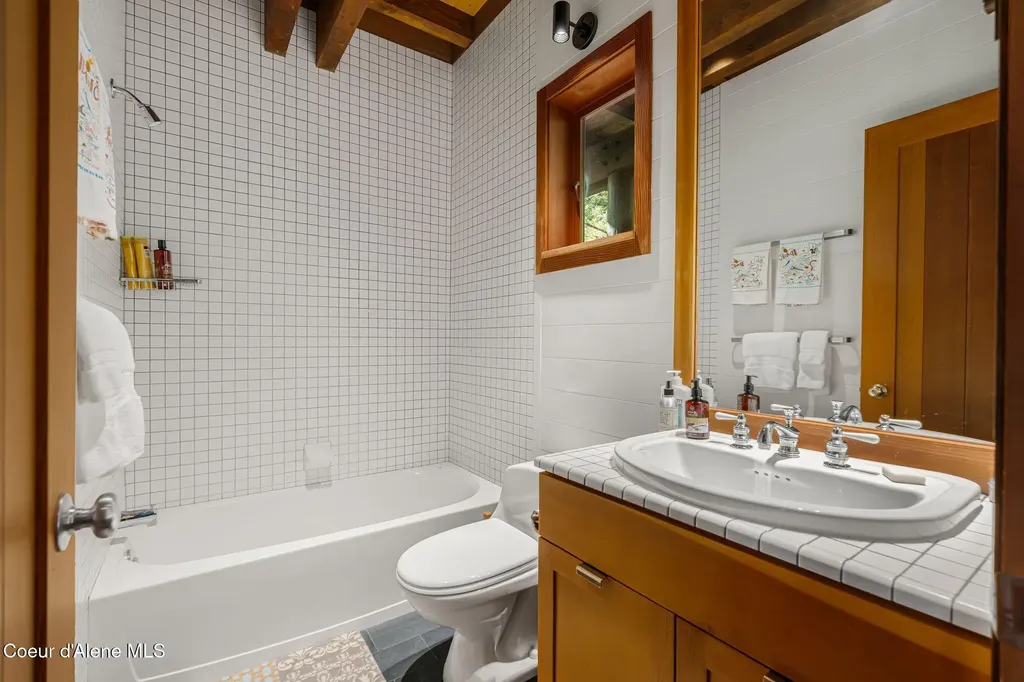 825 Winter Ridge Road Hope ID 83836