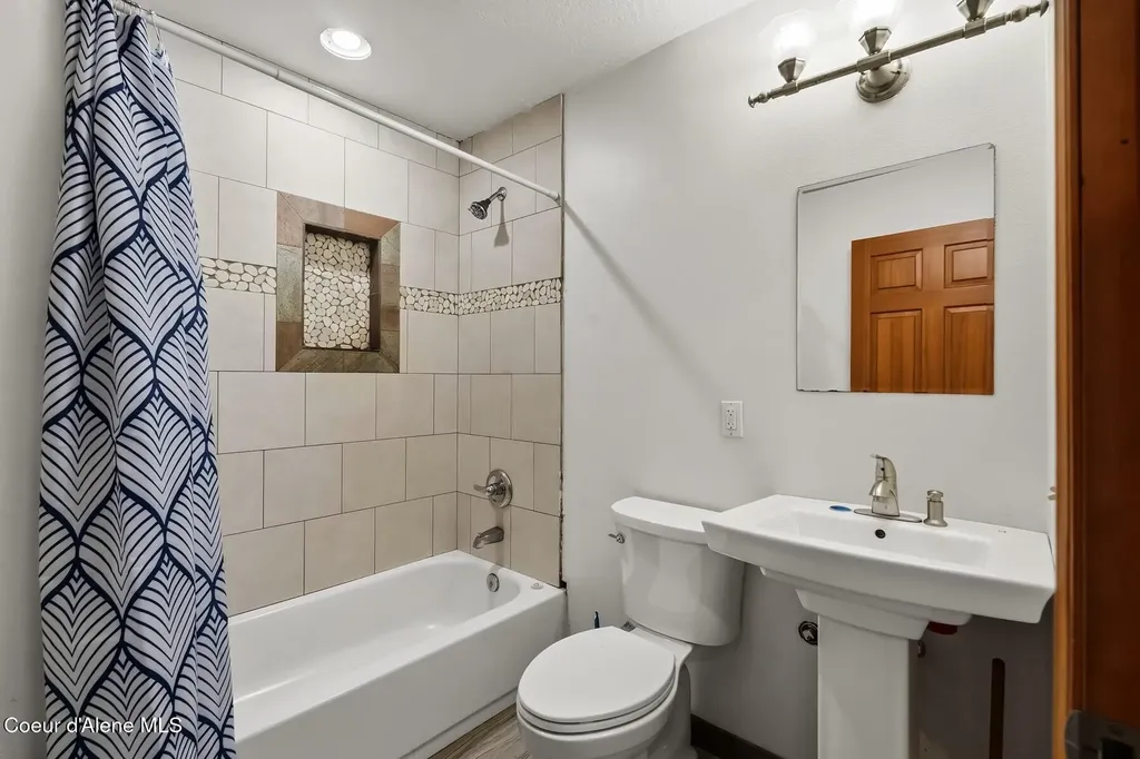 2206 Gypsy Bay Road Sagle ID 83860
