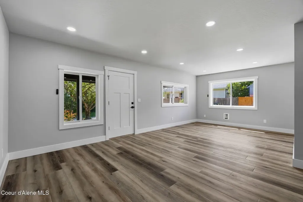 407 W Third Avenue Kootenai ID 83840