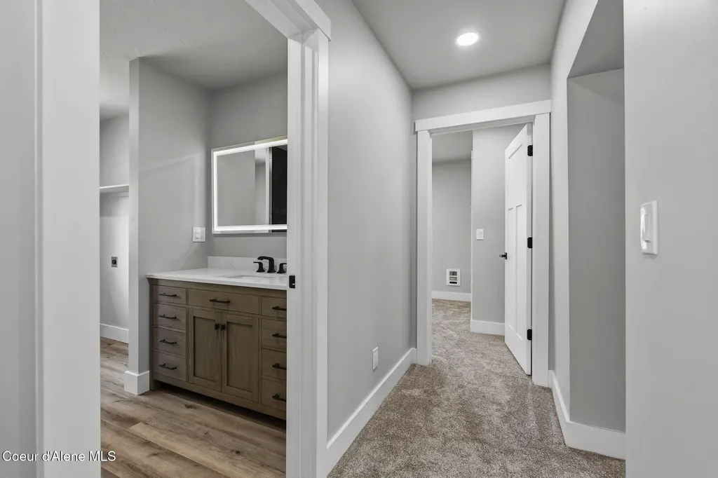 407 W Third Avenue Kootenai ID 83840