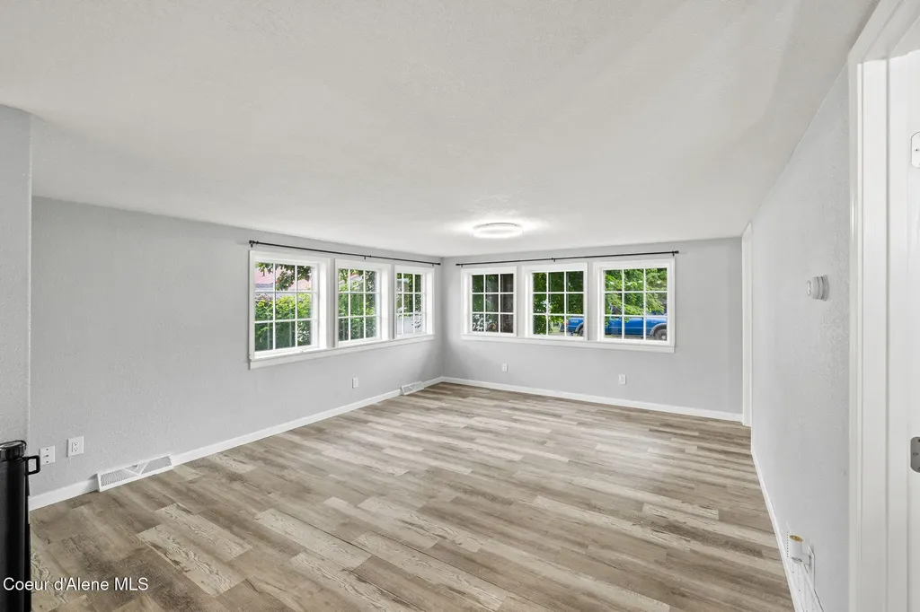 309 1/2 W Yellowstone Avenue Osburn ID 83849