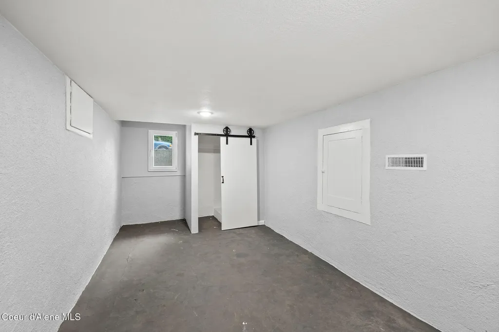 309 1/2 W Yellowstone Avenue Osburn ID 83849
